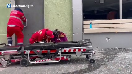 La valentía de un sanitario protegiendo a una víctima en plena calle bajo el bombardeo ruso