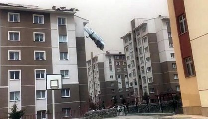 YOZGAT'TA ŞİDDETLİ RÜZGAR ÇATILARI UÇURDU