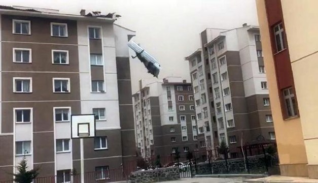 YOZGAT'TA ŞİDDETLİ RÜZGAR ÇATILARI UÇURDU
