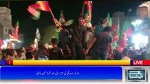 شہریوں کا بڑی تعداد میں سکرین پر عمران خان کے کراچی جلسے میں شرکت، نعرہ بازی