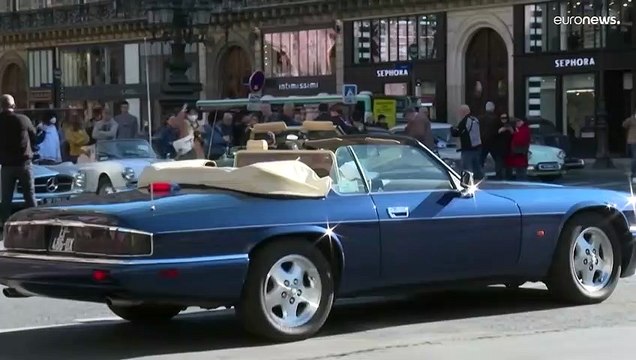 Los amantes de los coches de época hacen viajar a París en el tiempo con un desfile
