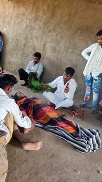 अंधविश्वास! सर्पदंश के बाद तांत्रिक से झाड़-फूंक...