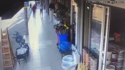 Kapkaç anı güvenlik kamerasına yansıdı