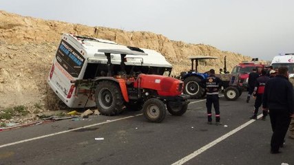 BATMAN'DA YOLCU MİDİBÜSÜ KAYAYA ÇARPTI: 3 ÖLÜ, 3 YARALI