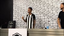 Vestiu a camisa! Tchê Tchê é apresentado no Botafogo
