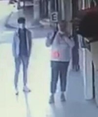 Son dakika haberleri | Kadının kulağındaki telefonu çalan kişi tutuklandı; olay anı kameralara yansıdı