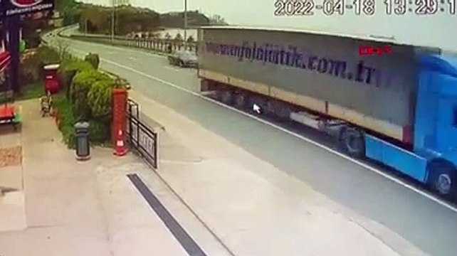 Trabzon'da 4 aracın karıştığı zincirleme kaza kamerada