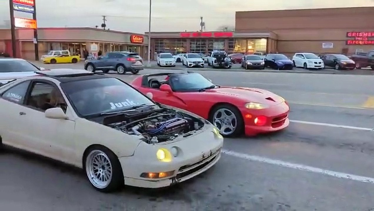 Le conducteur de cette Dodge Viper se chauffe un peu trop avec une Acura Integra au feu rouge !