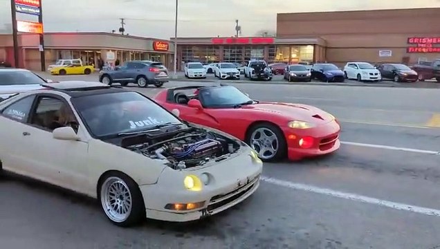 Le conducteur de cette Dodge Viper se chauffe un peu trop avec une Acura Integra au feu rouge !