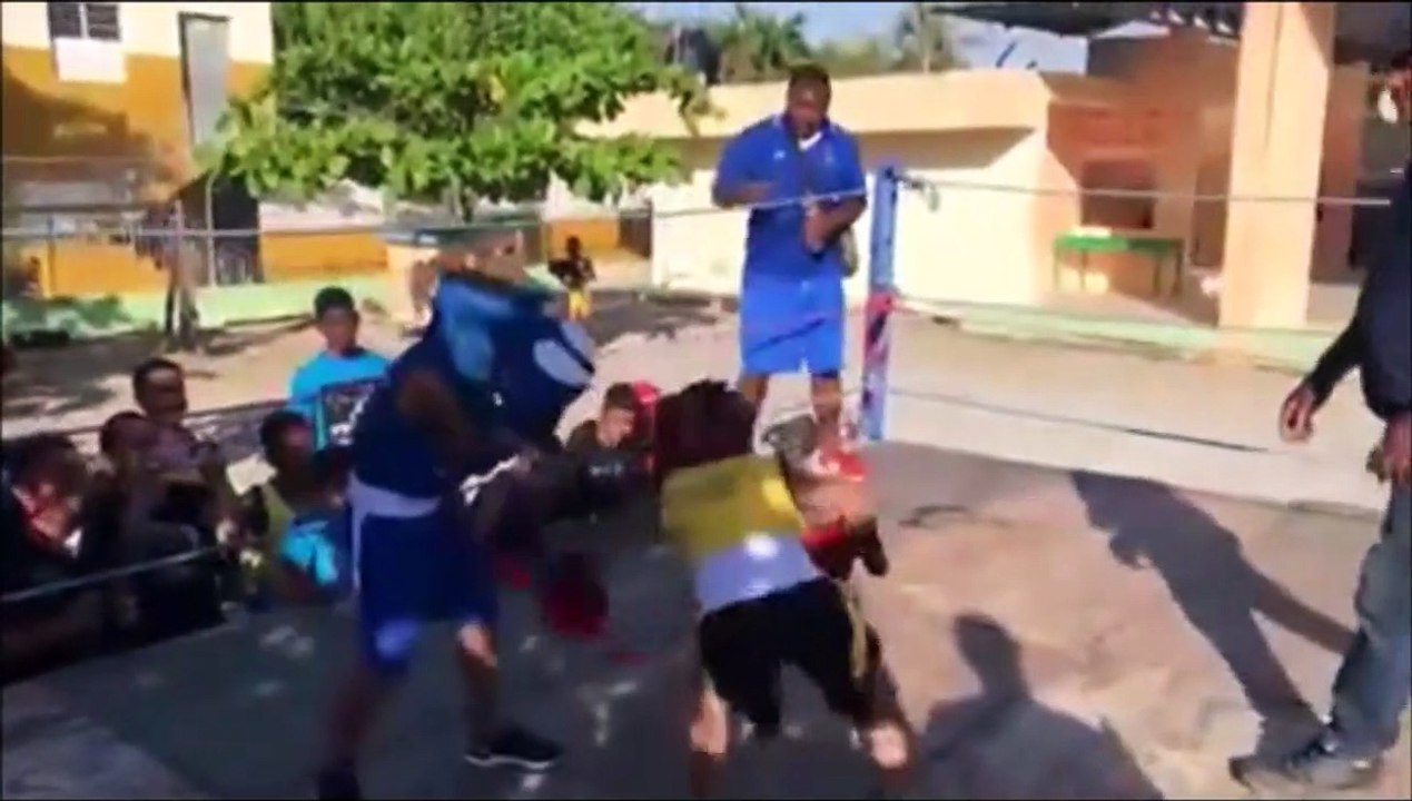 Un combat de boxe se termine sans vainqueur... et sans arbitre