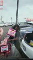 2 femmes dévalisent le caddie d'une cliente d'un Walmart en plein jour sur le parking