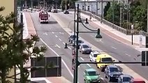 Ce conducteur débile bloque un camion de pompier avec sa sirène au feu
