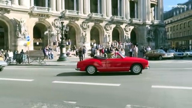 Сотни ретроавтомобилей прокатились по Парижу