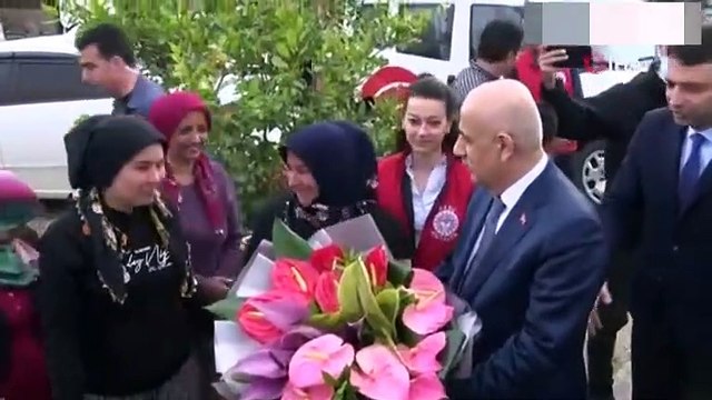 Tarım ve Orman Bakanı Kirişci sarı çizme giyip serada domates topladı