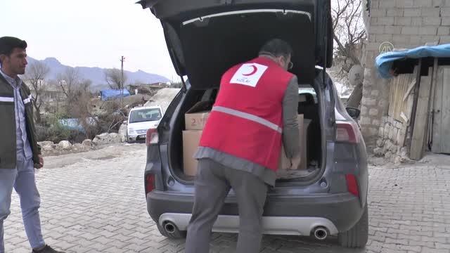 Türk Kızılay gönüllüleri ihtiyaç sahibi aileler için yemek pişiriyor