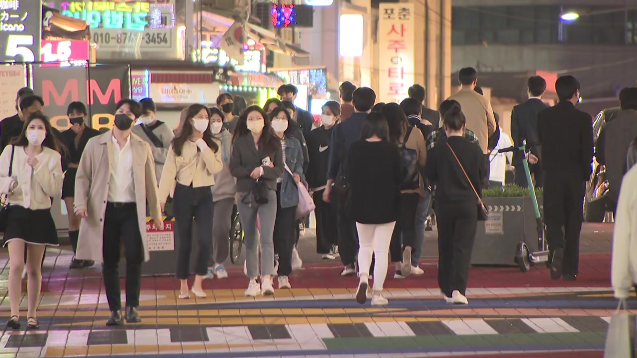 일상회복 첫날밤 번화가 '북적'...택시 잡기 대란 / YTN
