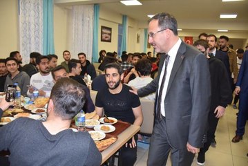 Bakan Kasapoğlu, birlikte iftar yaptığı öğrencileri Ankara'ya davet etti