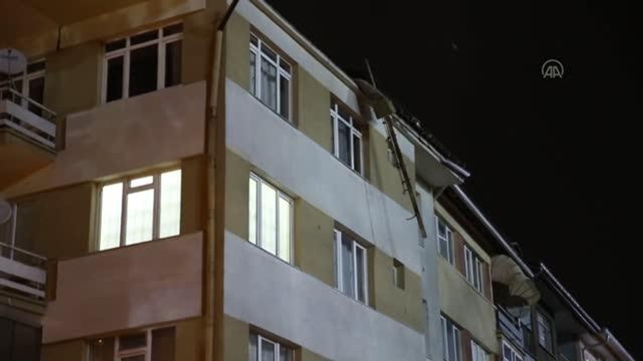 Şiddetli rüzgar nedeniyle çatılar uçtu, araçlarda hasar oluştu
