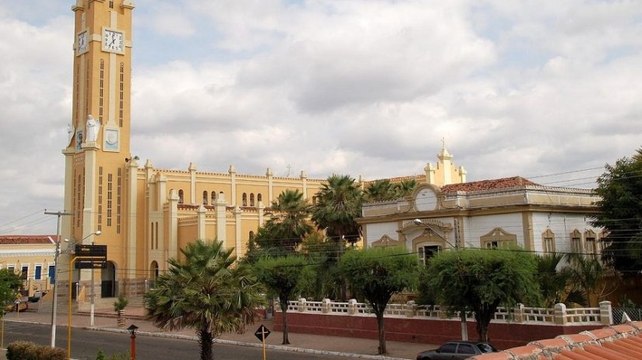 Bispo de Cajazeiras aconselha fiéis a manterem a máscara, mas, diz que a decisão é de cada um