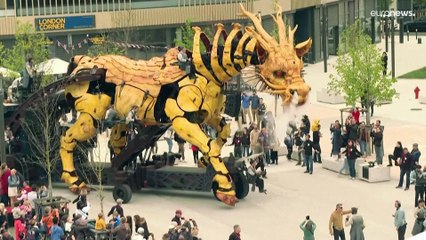 شاهد: تنين الحصان الصيني يشق طريقه وسط الحشود في تولوز بفرنسا