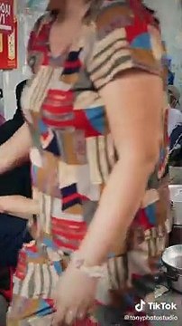 Cay mắt cụ bà còng lưng bán phá lấu chờ cháu gái trở về nhà