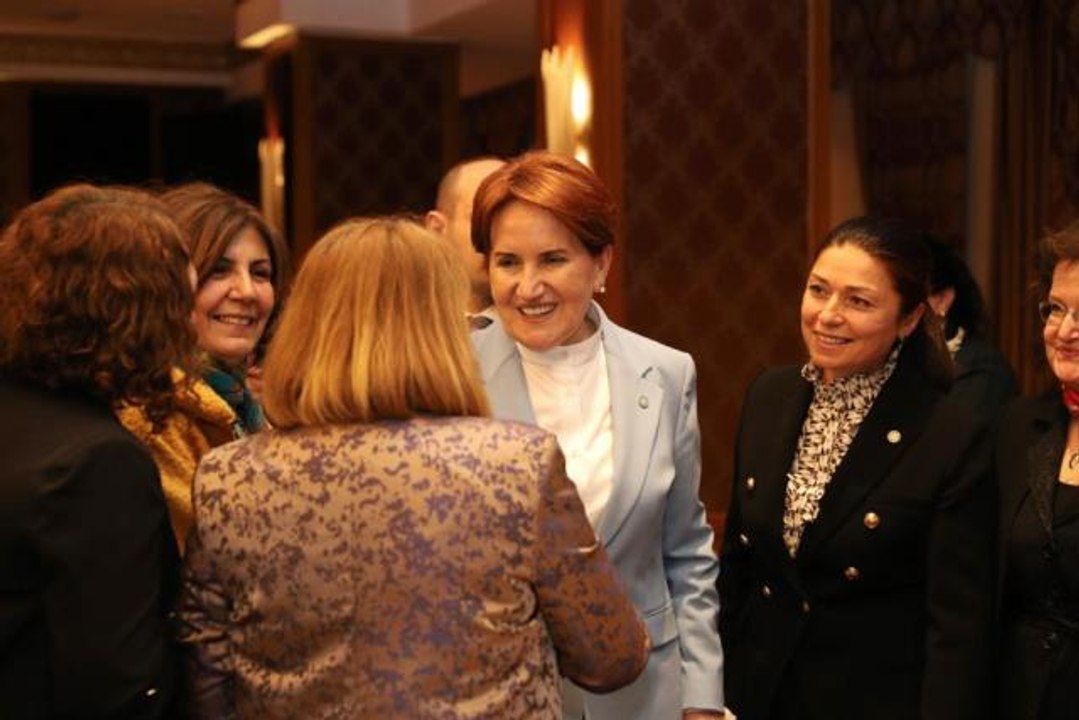 İYİ Parti Genel Başkanı Akşener, Ankara'da kadın muhtarlarla iftarda bir araya geldi