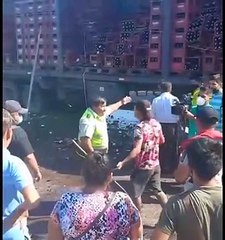 policía que trataba de evitar que se roben cerveza