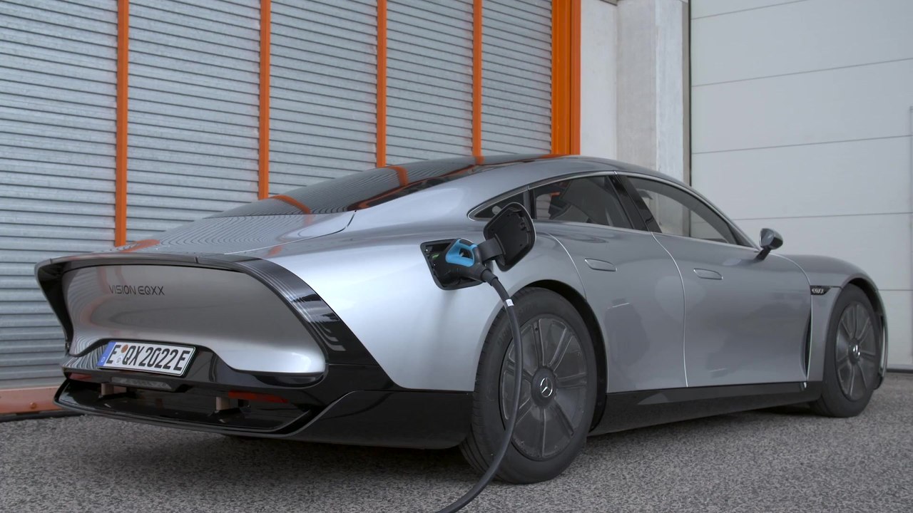 Der Mercedes-Benz VISION EQXX - Solardach - Energiesnack im sonnigen Italien