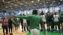 Gary Payton apprend à Marcus Smart qu'il est le défenseur de l'année