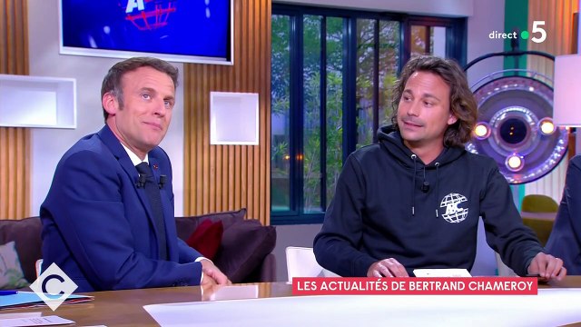 Séquence humoristique de Bertrand Chameroy dans C à vous, durant laquelle il se moque de l'invité Emmanuel Macron et notamment sa photo chemise ouverte et torse poilu.