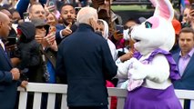 Paskalya tavşanı, ABD Başkanı Biden'ın önüne atlayıp arkasından el salladı