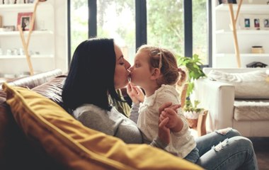 Embrasser son enfant sur la bouche, les psychiatres déconseillent fortement