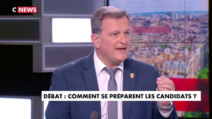 Louis Aliot : «Marine Le Pen n'a pas changé d'avis sur le voile !»