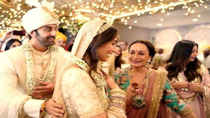 Alia Bhatt की विदाई की फ़ोटो आई सामने, मां Soni Rajdan से लिपट खूब रोईं दुल्हन बनी आलिया | FilmiBeat