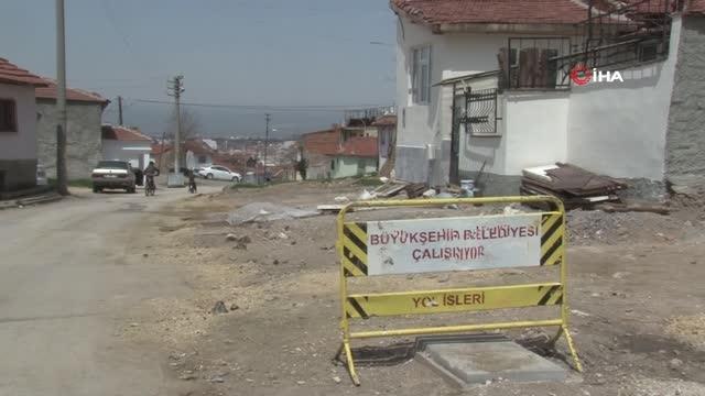 Tamir edilmeyen patlak rögor mahalleliyi bezdirdi