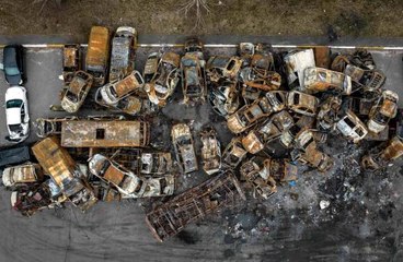 Irpin'de saldırılarda hasar gören araçlar hurdaya çekildi