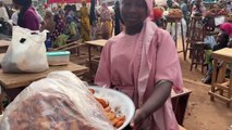Kamerunlu Müslüman kızların yaptığı geleneksel tatlılar iftar sofralarını süslüyor