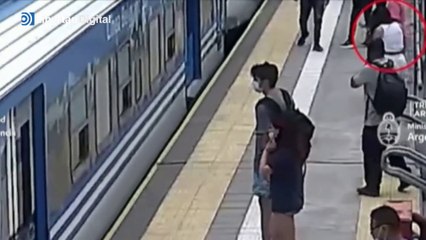 Una mujer salva milagrosamente su vida tras caer a las vías del metro de Buenos Aires