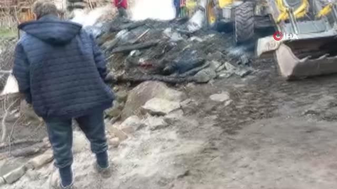 Artvin'de köy evinde çıkan yangında yaşlı adam...