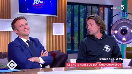Regardez pourquoi Emmanuel Macron a été pris d'un fou-rire avec les larmes aux yeux hier soir en direct dans "C à vous" sur France 5 face à un des chroniqueurs