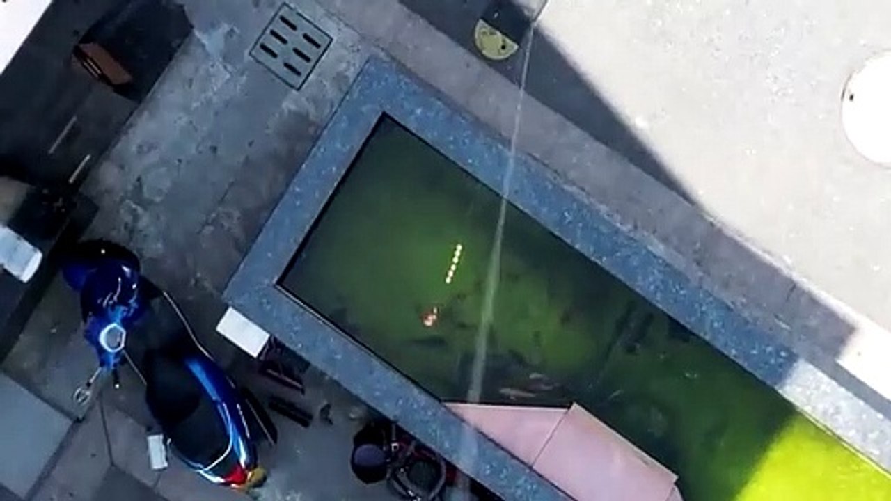 Confiné, un habitant de Shanghai pêche un poisson depuis le balcon de son appartement