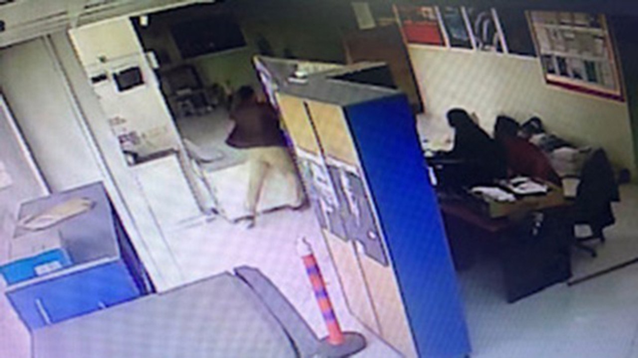 Doktor, kargo firması çalışanlarını darp etti