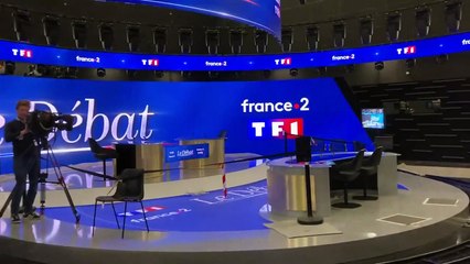 Télécharger la video: Découvrez les premières images du plateau du débat de l'entre deux tours où vont s'opposer mercredi soir Marine Le Pen et Emmanuel Macron - VIDEO