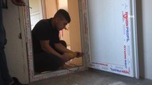 Kızılay ekibi, ihtiyaç sahibi ailenin evini onarmak için kolları sıvadı