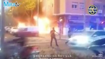 Espectaculares imágenes del incendio de un taller mecánico en Sevilla