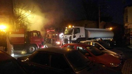 Tavşanlı'daki yangında 2 katlı tarihi ahşap bina kül oldu