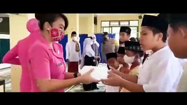 Peduli Sesama Bhayangkari Polres Mataram Berbagi Takjil Kepada Yatim Piatu