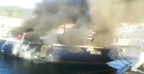 Sardegna - Imbarcazione di 18 metri brucia nel porto di Cannigione (19.04.22)