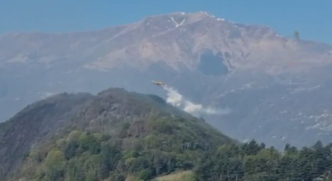 Colico (LC) - Incendio vicino abitazioni e Abbazia di Piona: in azione Canadair (19.04.22)