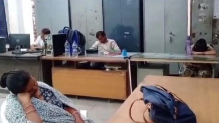 VIDEO : दफ्तर में काम के वक्त सोते नजर आए सरकारी कर्मचारी, यूपी के औरैया का मामला